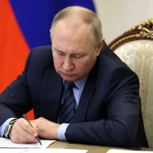 Путин поручил обеспечить увеличение роста зарплат в 2023 году