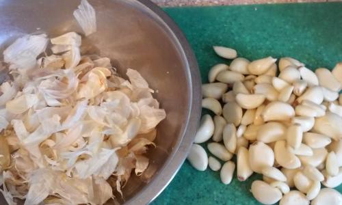 Бабушки в СССР знали, как почистить чеснок за 3 секунды