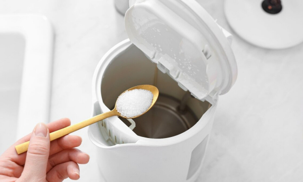 Не только лимонной кислотой и содой: отмыть чайник от накипи можно и другими способами